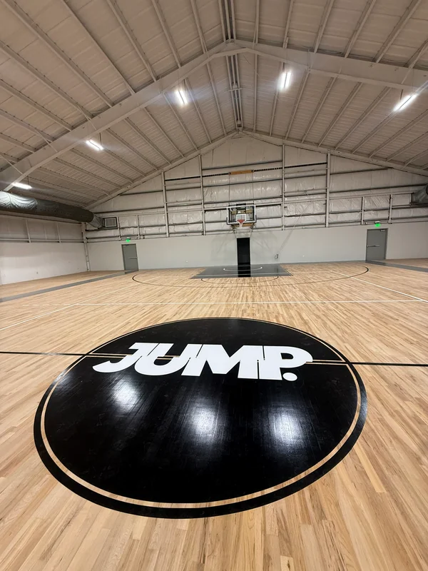 JUMP · pared y cancha